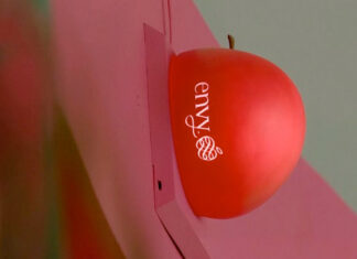 ‘La alarma suena…y la tentación despierta’: Manzanas Envy transforma la icónica luz de la tentación de ‘La Isla de las Tentaciones’ en la ‘manzana del pecado’